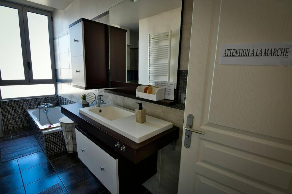 Grand Appartement De Haut Standing En Centre-Ville Montluçon Екстериор снимка